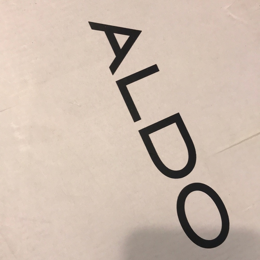 LADOSA HEELS BY ALDO. COLOR IS MAROON. SIZE 9